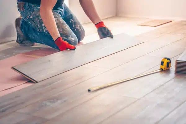 Pose de parquet stratifié dans une pièce à vivre