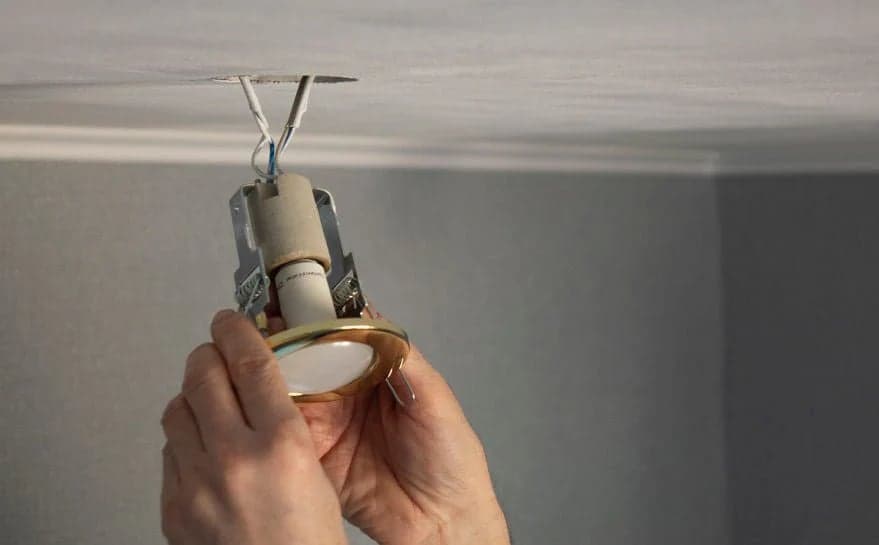 Remplacement d'une ampoule de spot encastré au plafond