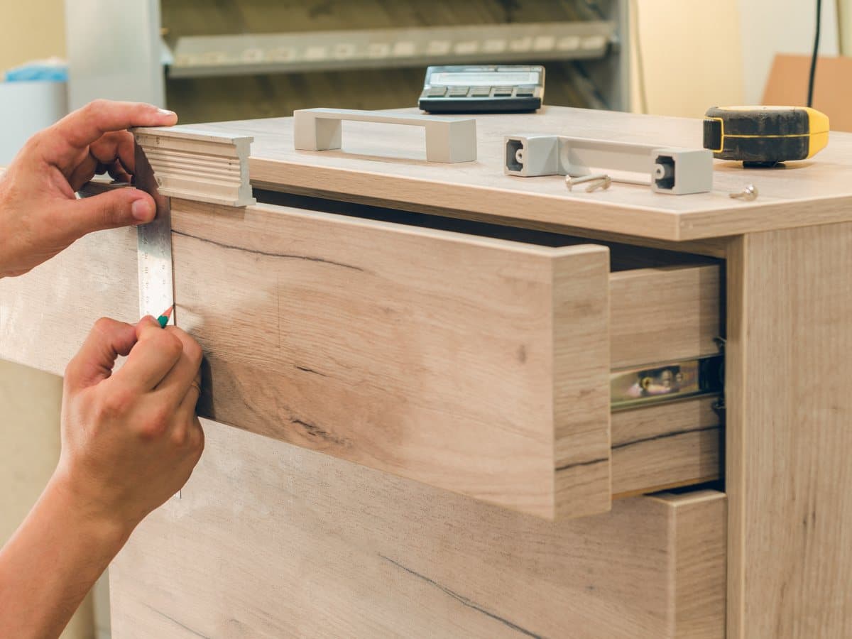 Assemblage d'une commode en kit, ajustement d'une façade de tiroir