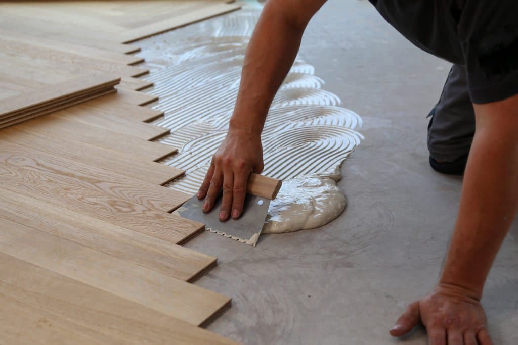Pose de lames de parquet sur un sol encollé